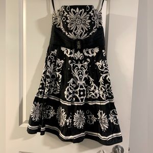 White House Black Market | Strapless Dress | Black & White | Size 0
